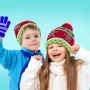 Căciulă de Crăciun - cu LED-uri colorate, ciucuri, baterie - verde