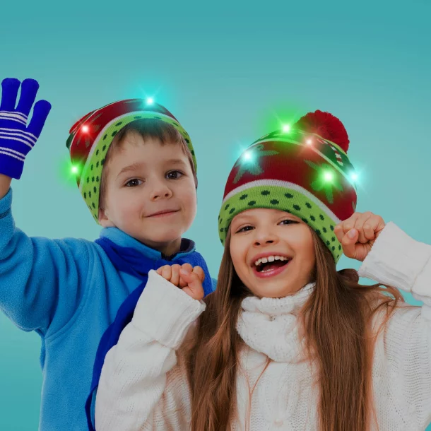 Căciulă de Crăciun - cu LED-uri colorate, ciucuri, baterie - verde