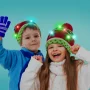 Căciulă de Crăciun - cu LED-uri colorate, ciucuri, baterie - verde