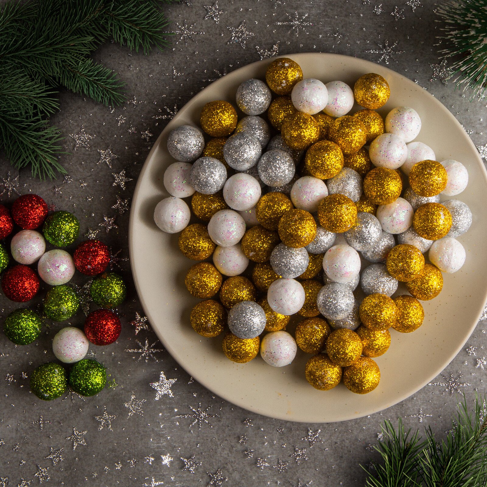 Ornament de Crăciun - bile cu sclipici, din polispumă - 20 mm - 2 tipuri thumb