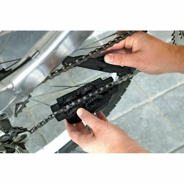Bicycle chain cleaner