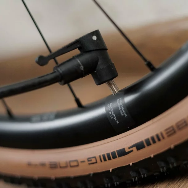 Pompa manuala pentru bicicleta, cu furtun si suport de fixare pe cadru, lungime 310mm, max 8Bari/120PSI