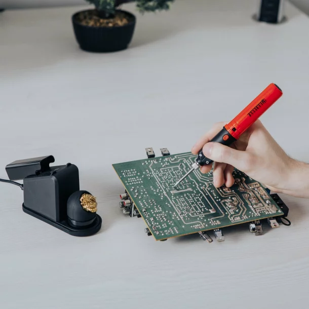 Cordless soldering iron station - with wireless charging, with cleaning sponge