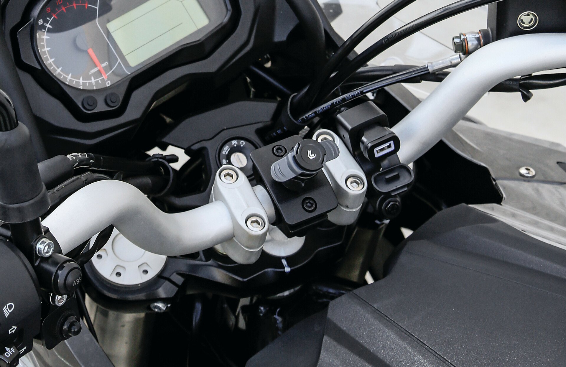 Incarcator motocicleta USB-Fix Tube cu fixare pe ghidon 12/24V - 3000mA thumb