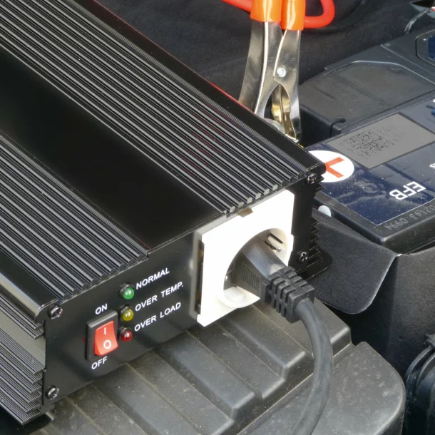 Inverter 12V-ról 220V-ra - 600 W Carpoint