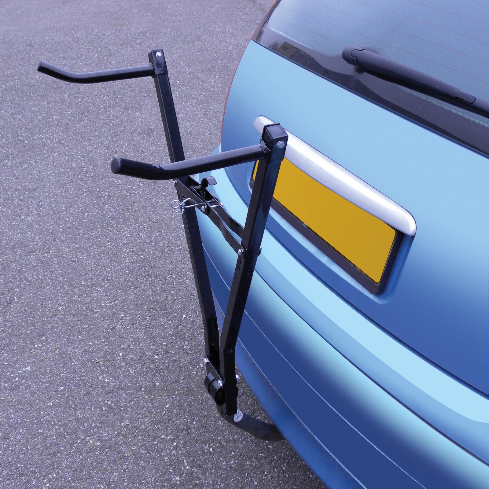 Bike carrier towing hook with license plate holder thumb