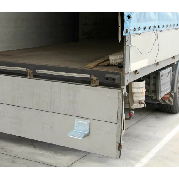 Foldable step for trailer